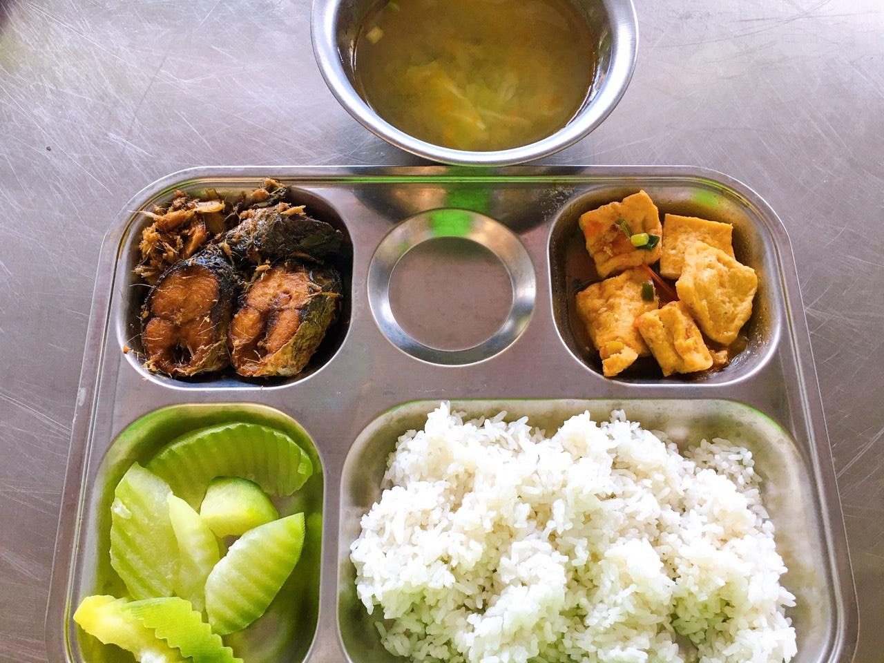 Khẩu phần ăn xí nghiệp - Gà chiên nước mắm